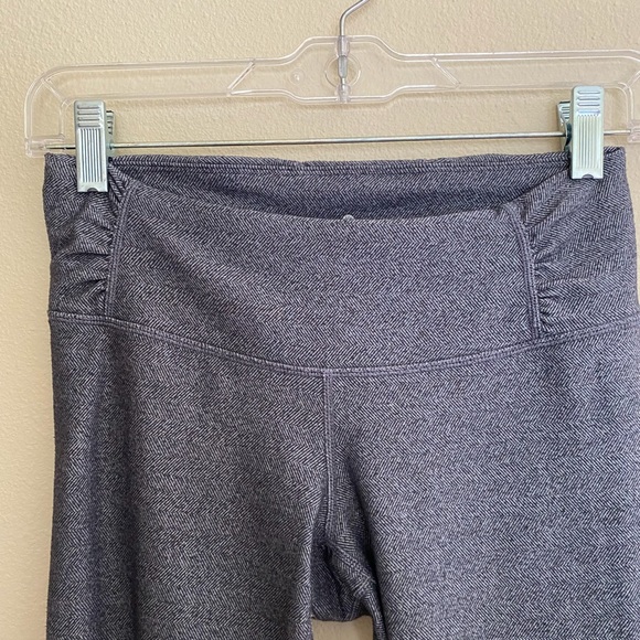 🚨JUST REDUCED🚨 Athleta Gray Herringbone Lined Leggings Ruched Size XS - Picture 3 of 8